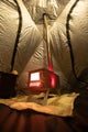Jos tarvetta, kamiinan saa hyvinkin kuumaksi. T&auml;ll&auml; retkell&auml; oli l&auml;hemm&auml;s 20 astetta pakkasta, sai poltella puuta ihan kunnolla.