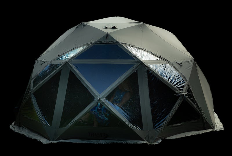 Teltan toisella sivulla l&auml;pin&auml;kyv&auml;t ikkunat, ikkunat peitett&auml;viss&auml;.