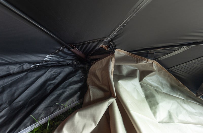 Lattian kiinnitys: nurjan puolen kulmassa on lenkit jotka kiinnitet&auml;&auml;n telttaan, lis&auml;ksi kiinnikkeet telttakeppeihin