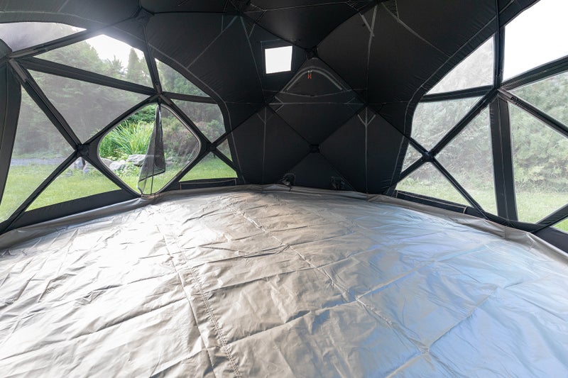 Lattiassa korotetut ulkoreunat est&auml;m&auml;ss&auml; vetoa. Lis&auml;ksi teltassa on liepeet sis&auml; sek&auml; ulkopuolella.