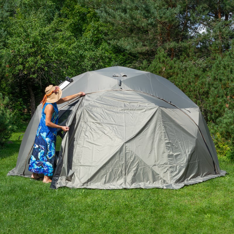 Molempien sivujen ikkunat saa kokonaan umpeen erillisill&auml; (2kpl) vetoketjukiinnitteisill&auml; peitteill&auml; joissa my&ouml;skin lumiliepeet.