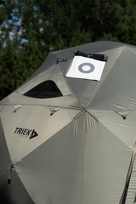 Piipun l&auml;pivienti kaksikerroksinen: teltassa kiinni silikonilasikuitukehys johon leikataan piipun ment&auml;v&auml; reik&auml;. P&auml;&auml;liosa samaa taipuisaa materiaalia tarranauhakiinnityksell&auml;, t&auml;ss&auml; ulko palassa on metallirinkula josta saa l&auml;pi max 10cm piipun.