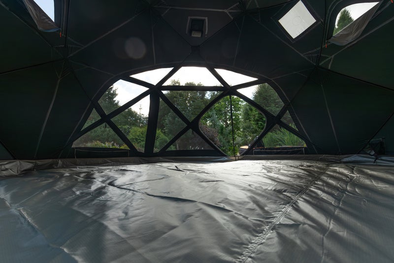 Erillinen lattiaosa sis&auml;ltyy hintaan, lattiassa korotetut reunat. Lattian voi asentaa tai j&auml;tt&auml;&auml; asentamatta tilanteen mukaan.