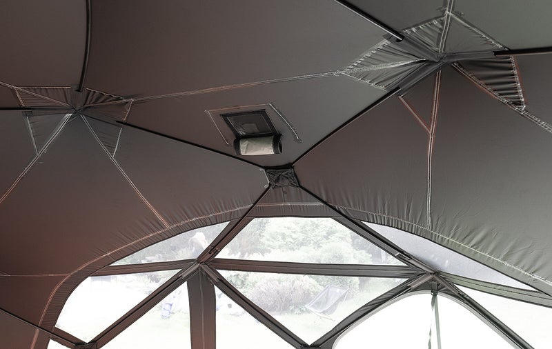 Katon tuuletusaukot  avataan ulkopuolelta teltan pystytysvaiheessa. Aukot voi sitten avata/sulkea sis&auml;puolelta.