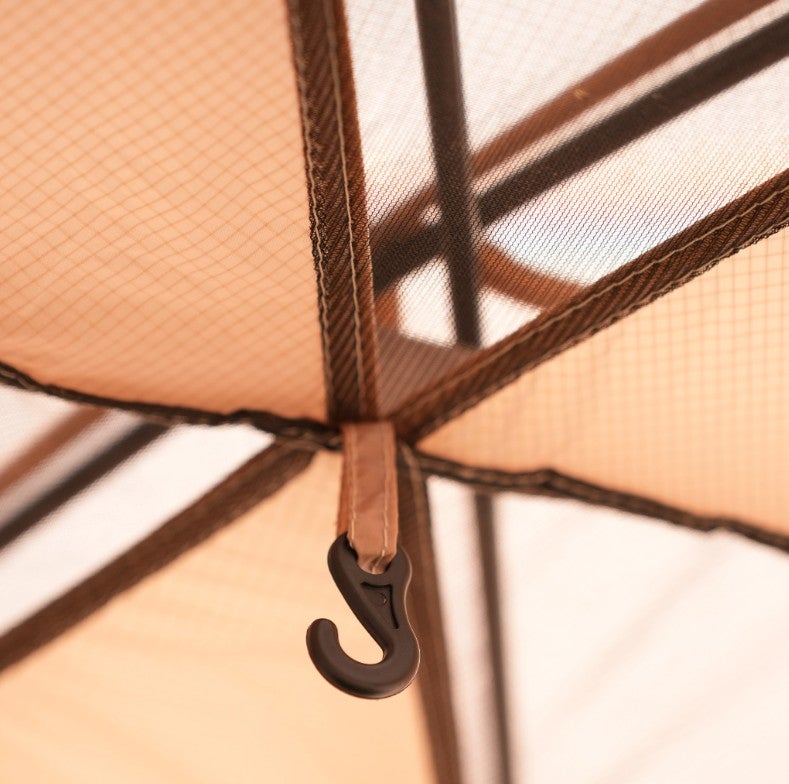 Koukku katossa esim telttalampulle.