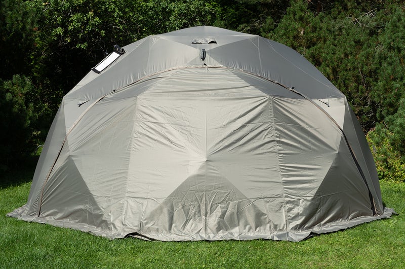 Molempien sivujen ikkunat saa kokonaan umpeen erillisill&auml; (2kpl) vetoketjukiinnitteisill&auml; peitteill&auml; joissa my&ouml;skin lumiliepeet.