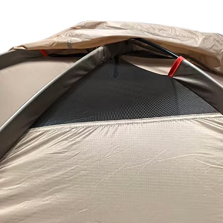 Dometeltan tuuletusaukko kattopeitteen alla.