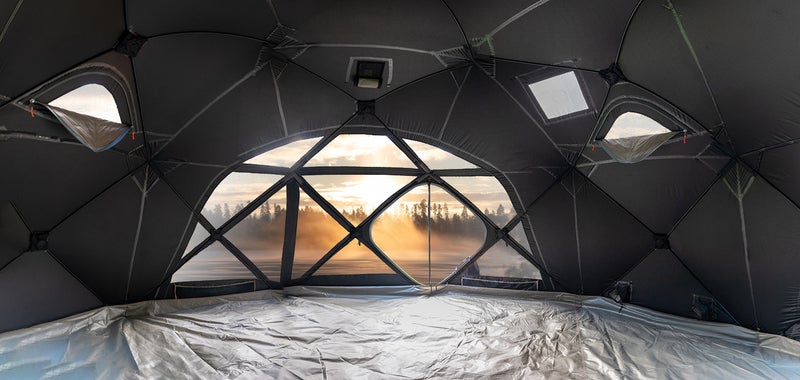 Dometeltta. Lattia sis&auml;ltyy hintaan.