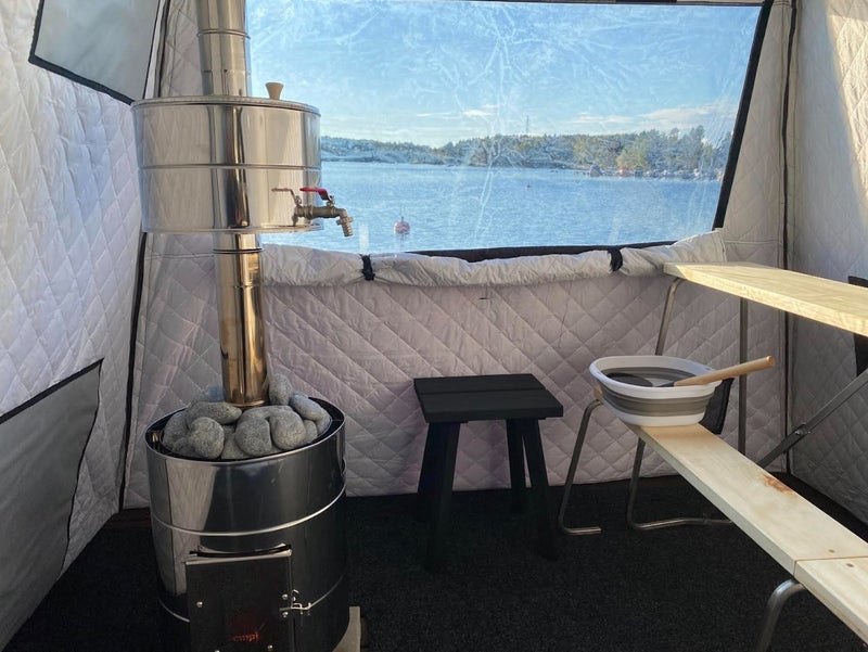 Kuvassa telttasaunassa erikseen ostettava kiuas