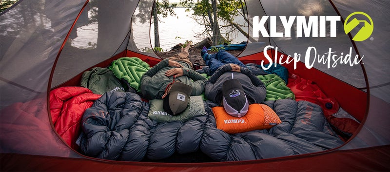 Klymit, Drift Car Camp Pillow Large kuvassa oikealla (oranssi)