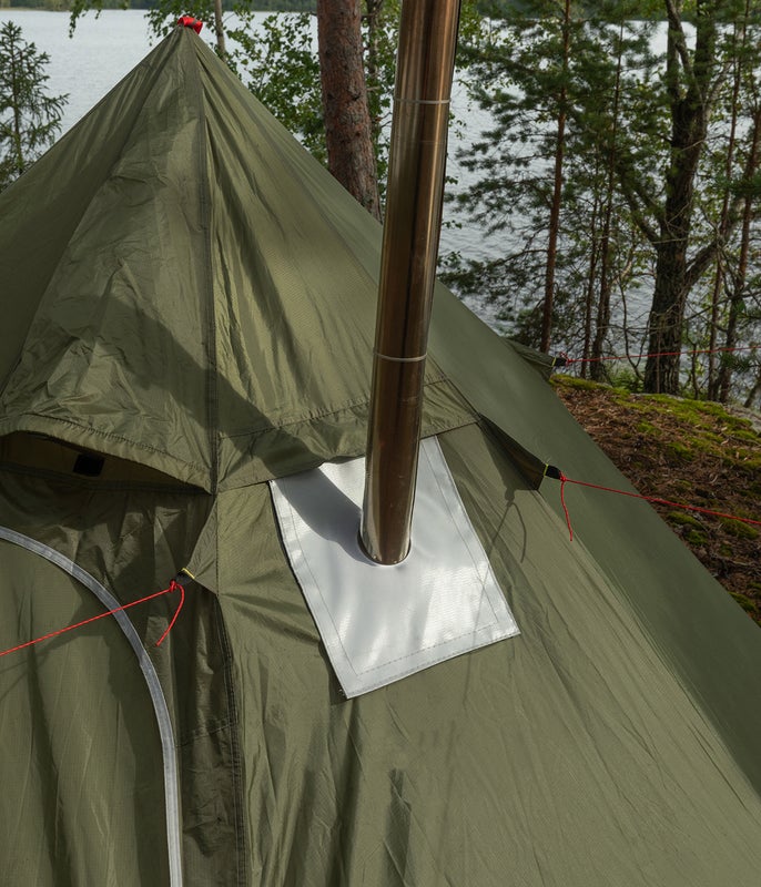 Hintaan sis&auml;ltyy tarranauha kiinnitteinen hormin l&auml;pivienti. Reik&auml; leikataan itse omalle hormille sopivaksi.