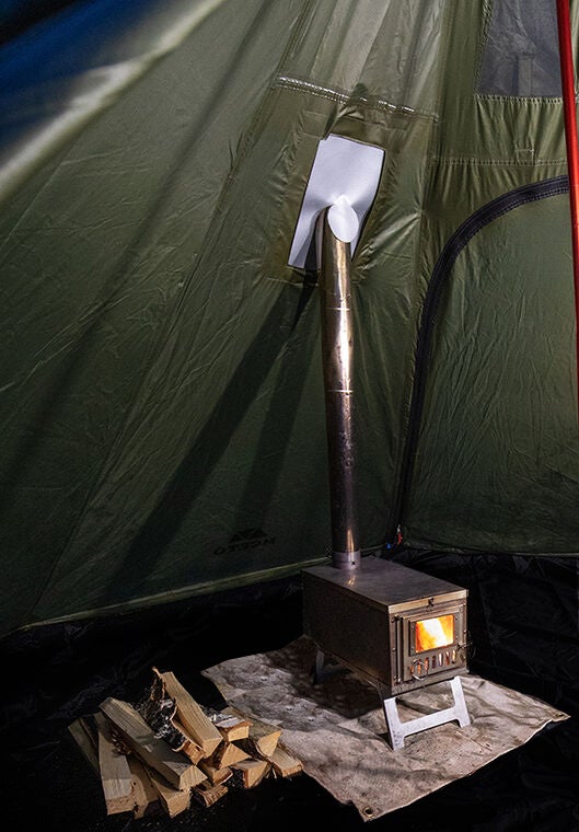 Kotateltan kamiina, kamiinan alla palamaton matto.