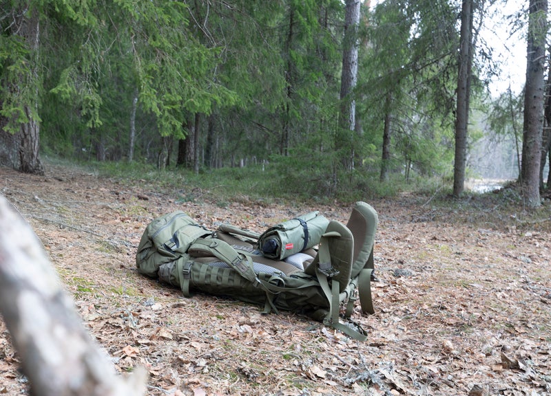 Pieni teltta pakattuna, kuvassa kotateltta poistettuna varustes&auml;kist&auml;&auml;n rinkan p&auml;&auml;ll&auml;