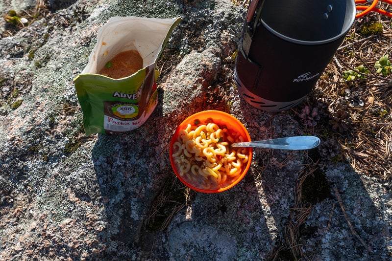 8 minuutin vedess&auml; hauduttelun j&auml;lkeen Pasta Bolognese on valmista sy&ouml;t&auml;v&auml;ksi.