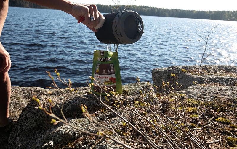 Pussiin kaadetaan kiehuvaa vesi ja annetaan hautua.
