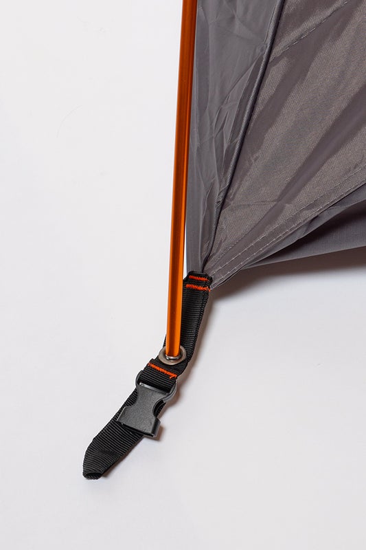 Jalkojen kiinnitys teltan sis&auml;osaan. Teltan p&auml;&auml;llinen kiinnitet&auml;&auml;n klipseihin. Kuvassa n&auml;kyy my&ouml;s musta nylon lenkki johon voi halutessaan asentaa telttakiilan.