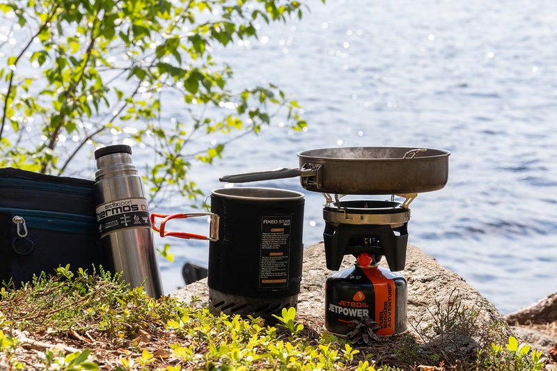 Astiasto retkeilyyn ja ulkona kokkaamiseen kaasukeittimell&auml;
