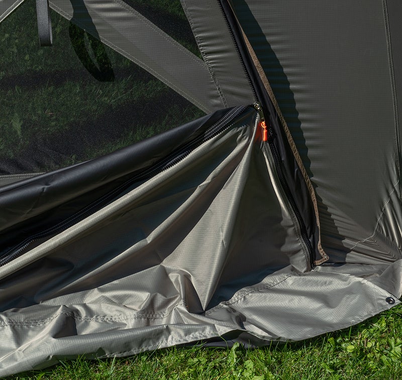 Molempien sivujen ikkunat saa kokonaan umpeen erillisill&auml; (2kpl) vetoketjukiinnitteisill&auml; peitteill&auml; joissa my&ouml;skin lumiliepeet.