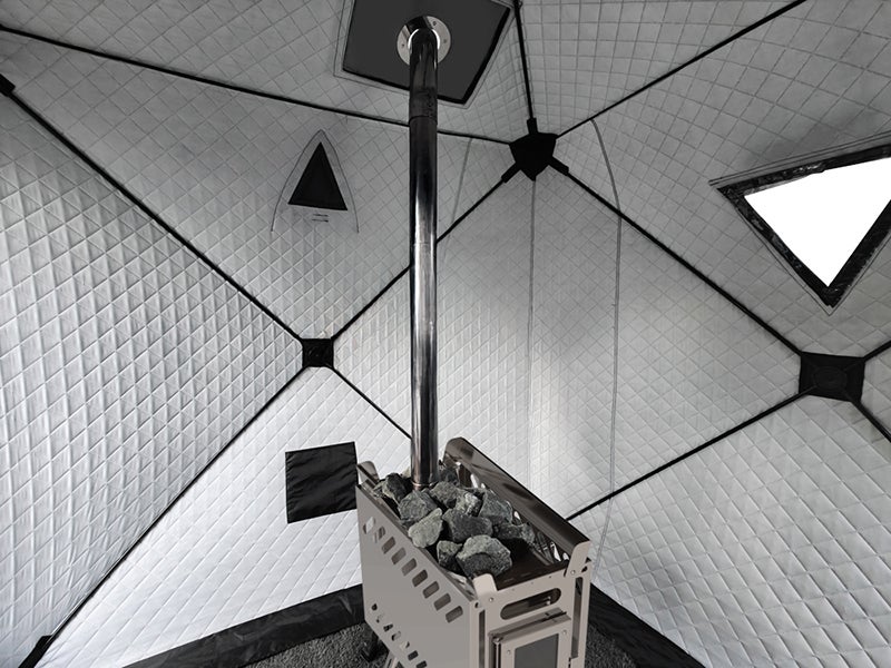 My&ouml;s sis&auml;tilan kangas on erinomaisesti erist&auml;v&auml;&auml;, t&auml;ll&auml; saa hyv&auml;ll&auml; kiukaalla -20 asteessa huimat l&ouml;ylyt. Siksi ikkunatkin on pidetty minimaalisena.