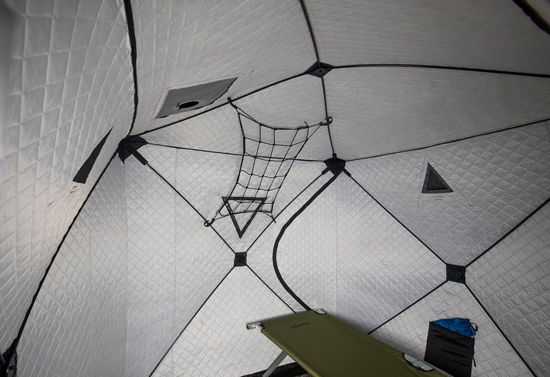 Teltan runkoa voi hy&ouml;dynt&auml;&auml; ripustuksissa, kuvassa runkoon kiinnitetty elastinen verkko jollainen saattaa l&ouml;yty&auml; ahkion k&auml;ytt&auml;jilt&auml;.