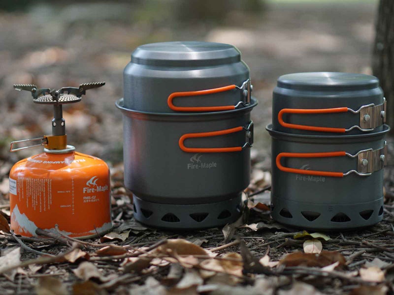 Vasemmalla t&auml;ss&auml; myyt&auml;v&auml; koko 218, oikella hiukan pienempi malli 217