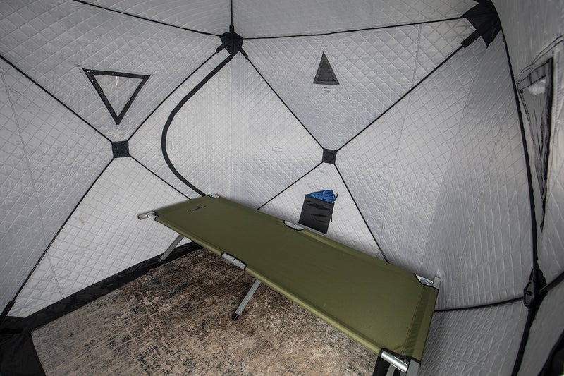 Leveys alhaalla kapeimmassa kohtaa 180 x 180 cm, leveimm&auml;st&auml; kohtaa 222 x 222 cm, joten telttaan mahtuu esim 190cm pitk&auml; jalallinen retkipunkka nukkumiseen. Ihan tavalliset retkituolit on hyvi&auml; istuimia saunomiseen.