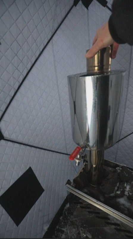 Vedenk&auml;mmitin py&ouml;rii piipun putkessa, sen voi asentaa mihin kulmaan tahansa.