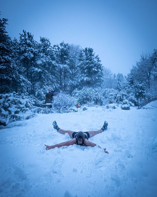 Hauskaa se  on omalla pihallaankin telttasaunoa.