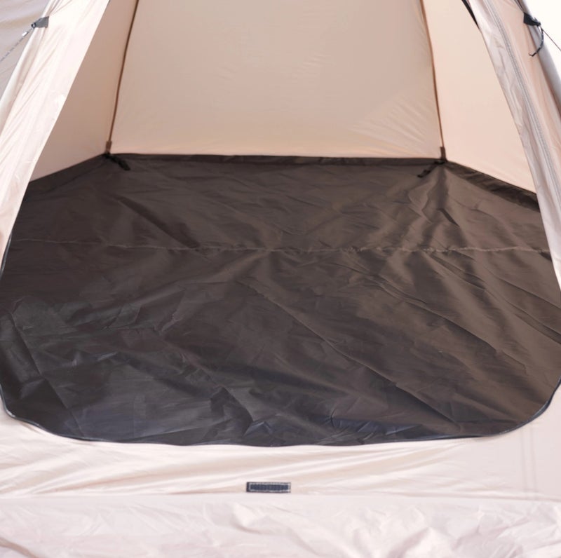 Teltassa erillinen lattia, my&ouml;s teltan sis&auml;puolella lumiliepeet joten s&auml;&auml;sket pysyy teltan ulkopuolella.