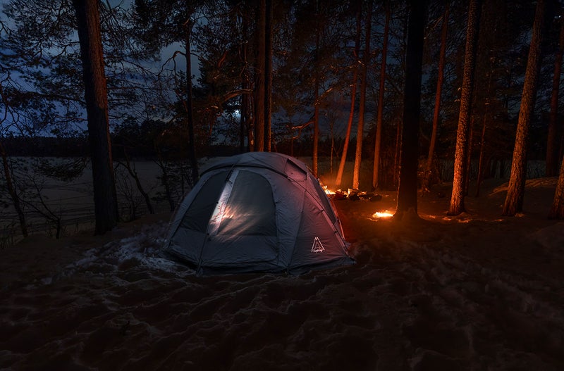 Dometeltta lattialla harmaa Silver Coating pinnoitteella. Pieneksi pakkautuva ja helposti kuljetettava teltta ymp&auml;rivuotisiin retkiin.