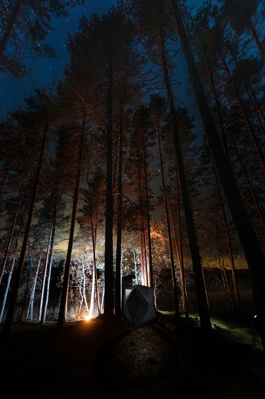 Minisauna lattialla sek&auml; sadesuojalla