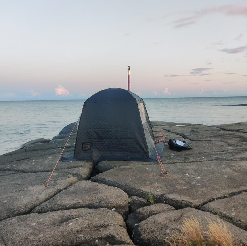 Kiukaan hormi on moduulimainen ja mahtuu kiukaan sis&auml;lle kuljetuksen ajaksi, hormissa my&ouml;s kipin&auml;suoja / hattu
