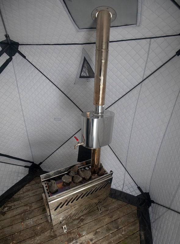 Telttaan mahtuu hyvin kookkaampikin kiuas. Kuvan kiukaan pituus on 69cm, kiuasta voi asemoida miten haluaa.