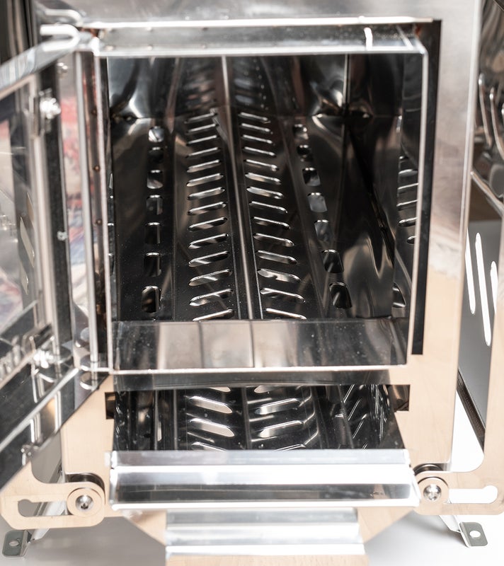 Kiukaassa kookas tulipes&auml;, syvyys 43 cm. Puuta mahtuu paljon eli tuottaa kuumat l&ouml;ylyt.