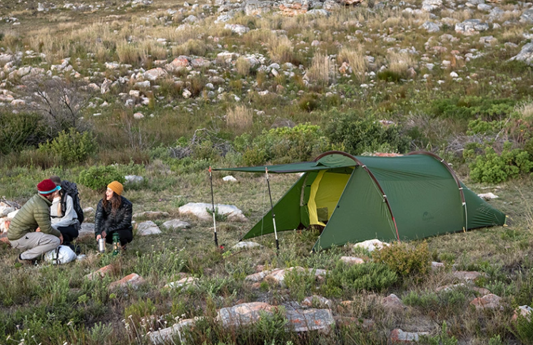 Tunneliteltta katoksella