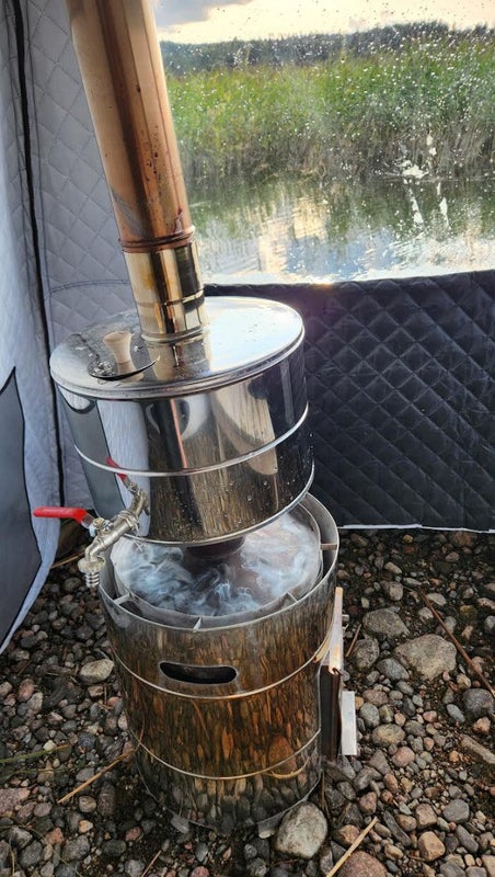 Kuvassa vedenl&auml;mmitin asennettuna erikseen ostettavaan kiukaaseen