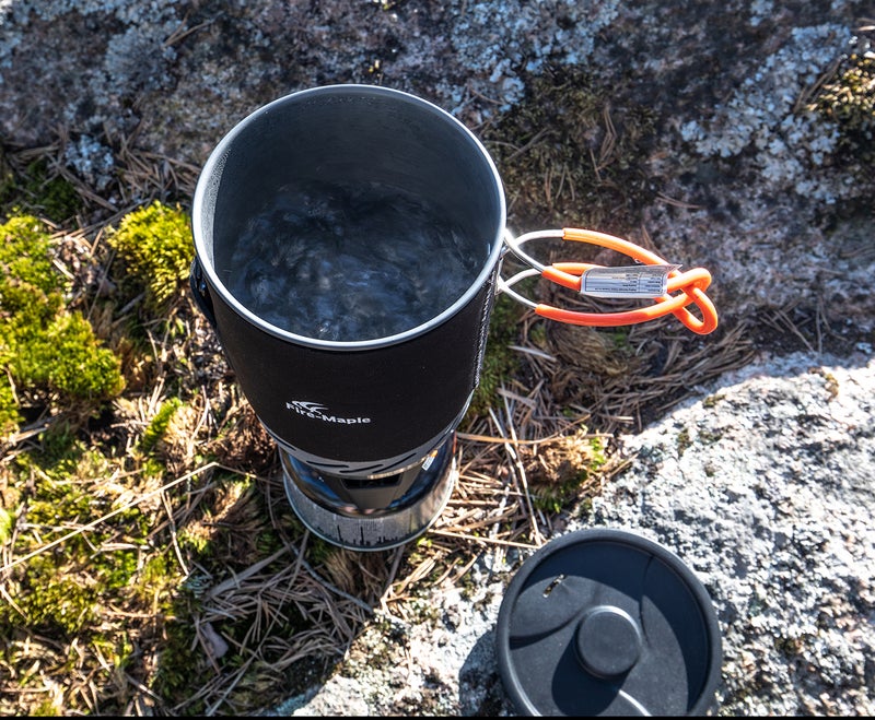 Kaasukeittimell&auml; saa veden kiehumaan muutamassa minuutissa.